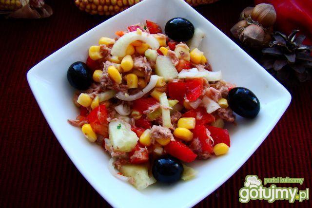 Sałatka tuńczykowa z oliwkami  Sałatka tuńczykowa z oliwkami