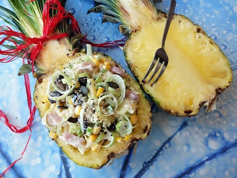 Sałatka w ananasie z wędzonym kurczakiem