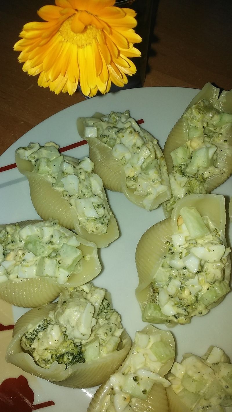 Sałatka w makaronowych muszlach