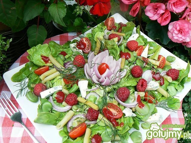 Sałatka w malinowym ogrodzie 