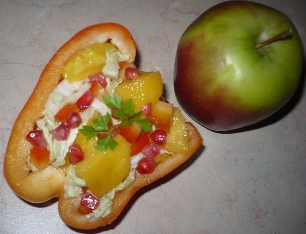 Sałatka w paprykowych miseczkach Sałatka w paprykowych miseczkach