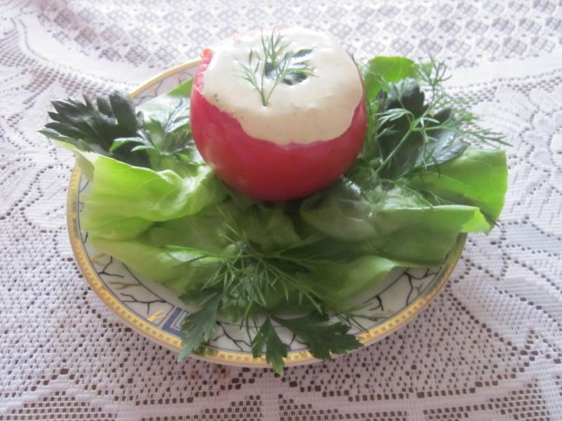 Sałatka w pomidorach z musem z łososia 