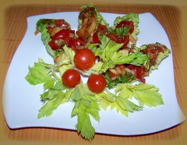 Sałatka w sałacie rzymskiej. Sałatka w sałacie rzymskiej.