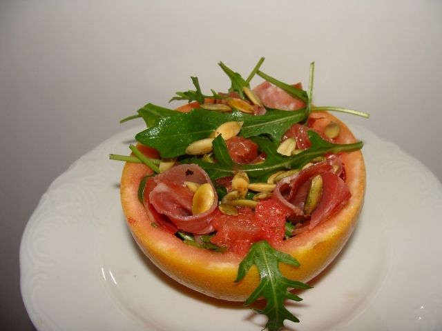 Sałatka w skórce grejpfruta