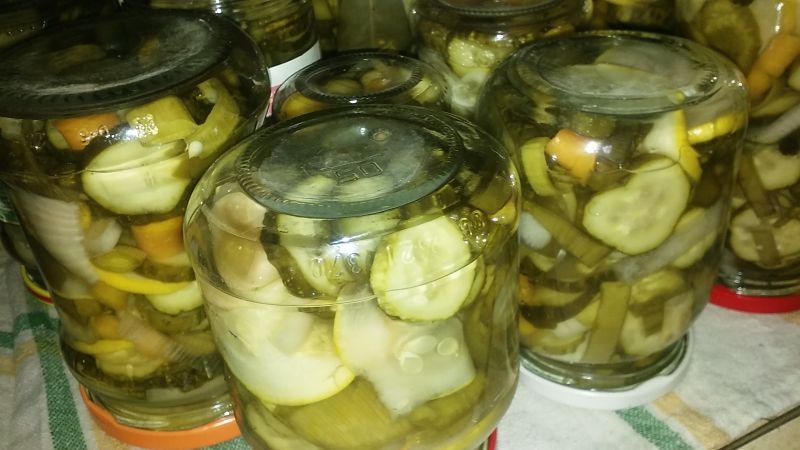 Sałatka w słoikach na zimę Sałatka w słoikach na zimę