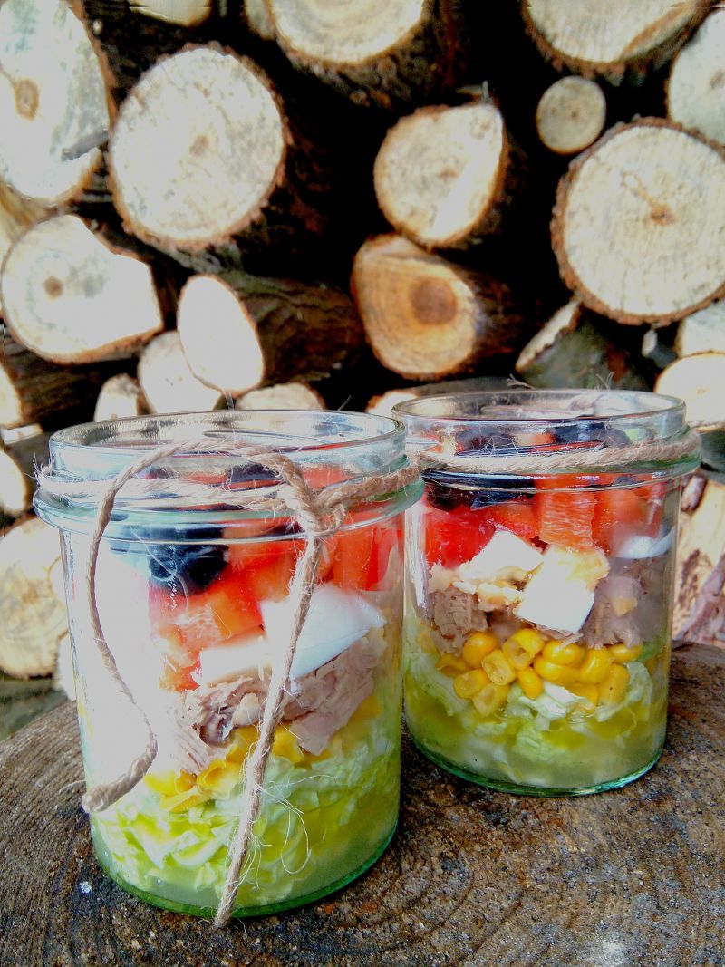 Sałatka w słoiku z tuńczykiem, jajkiem i papryką