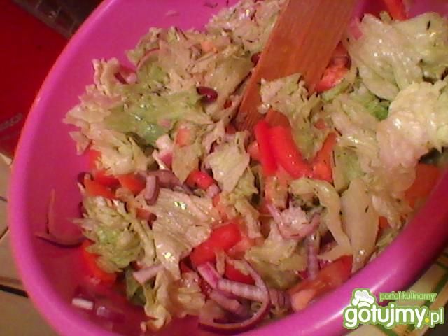 Sałatka w sosie koperkowym Sałatka w sosie koperkowym