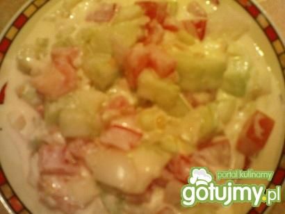 Sałatka w sosie śmietanowo- czosnkowym Sałatka w sosie śmietanowo- czosnkowym