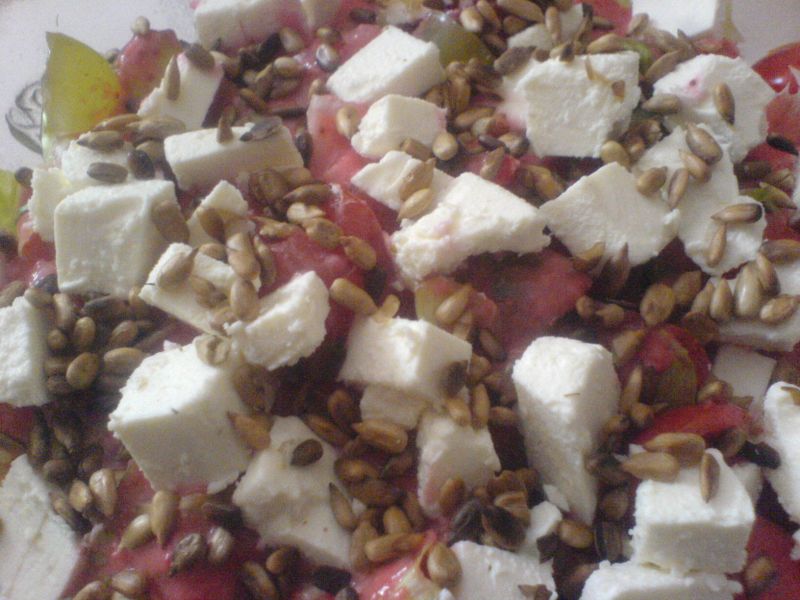 Sałatka w sosie truskawkowym