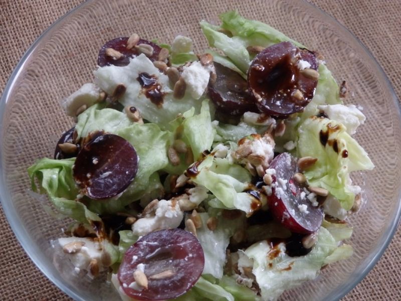 Sałatka w winogronem i fetą Sałatka w winogronem i fetą