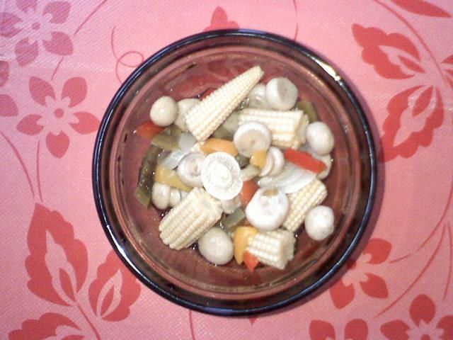 Sałatka w zalewie octowej.