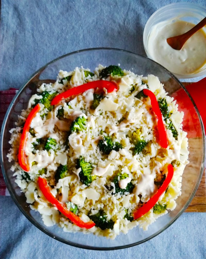 Sałatka warstwowa brokułem, tuńczykiem i jajkami.