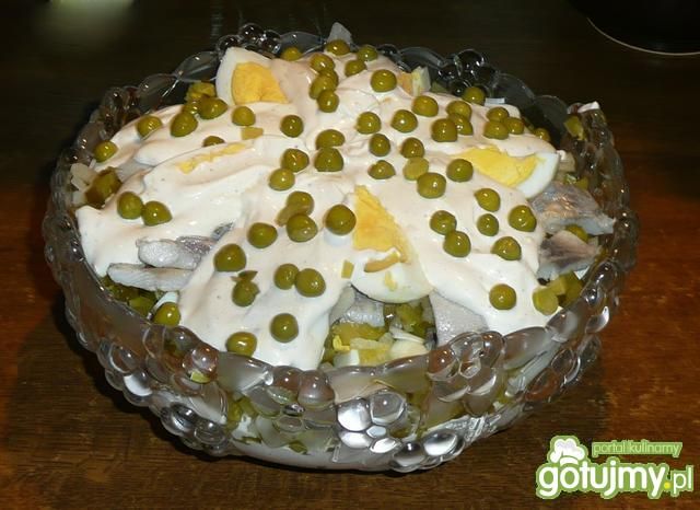 Sałatka warstwowa filetami śledziowymi  Sałatka warstwowa filetami śledziowymi