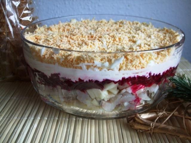 Sałatka warstwowa śledziowo-buraczana