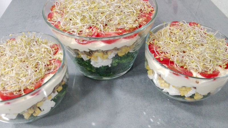 Sałatka warstwowa z brokułami