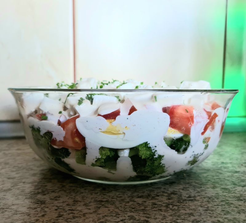 Sałatka warstwowa z brokułem Sałatka warstwowa z brokułem