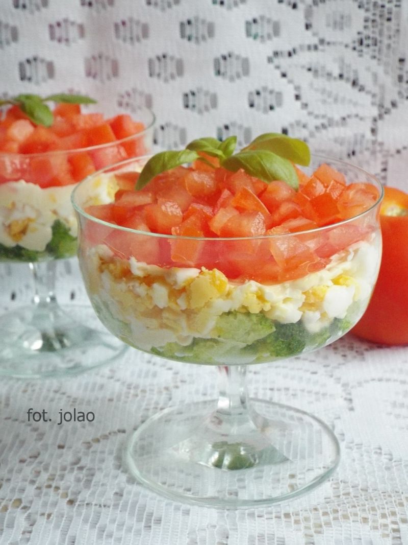 Sałatka warstwowa z brokułem, jajkiem i pomidorem