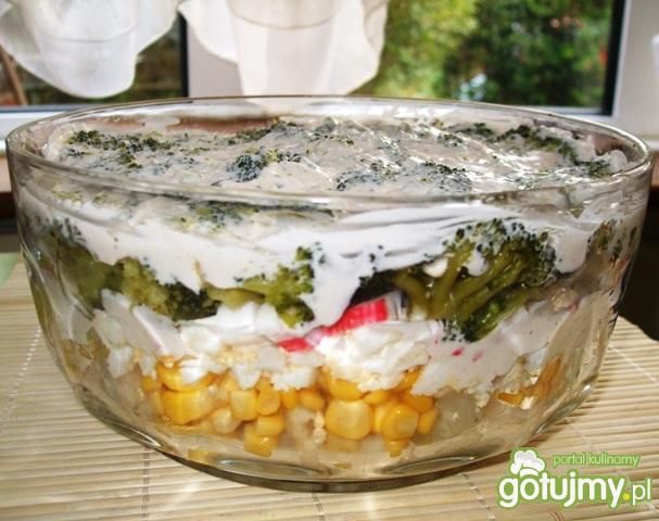 Sałatka warstwowa z brokułem, kalafiorem