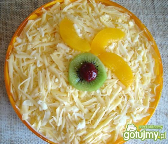 Sałatka warstwowa z brzoskwinią Sałatka warstwowa z brzoskwinią