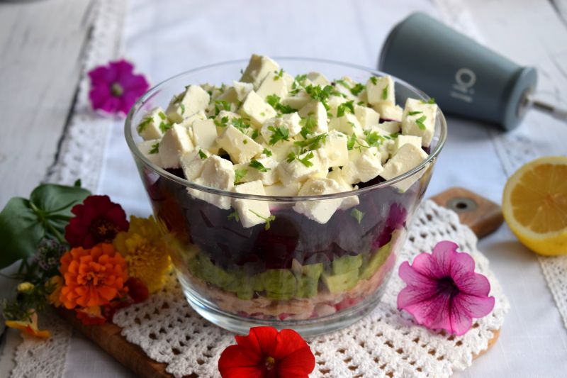 Sałatka warstwowa z burakiem, makrelą i fetą