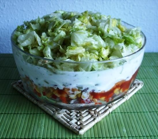 Sałatka warstwowa z chipsami tortilla