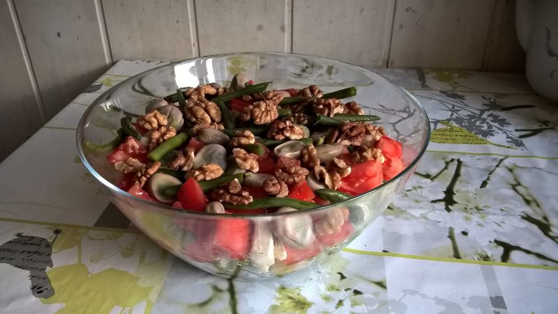 Sałatka warstwowa z fasolką, bobem i orzechami Sałatka warstwowa z fasolką, bobem i orzechami