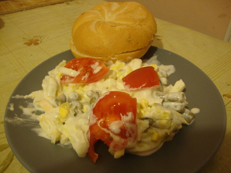 Sałatka warstwowa z fasolką szparagową Sałatka warstwowa z fasolką szparagową