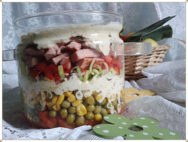 Sałatka warstwowa z grillowaną mortadelą  