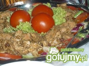 Sałatka warstwowa z grillowanym mięsem Sałatka warstwowa z grillowanym mięsem