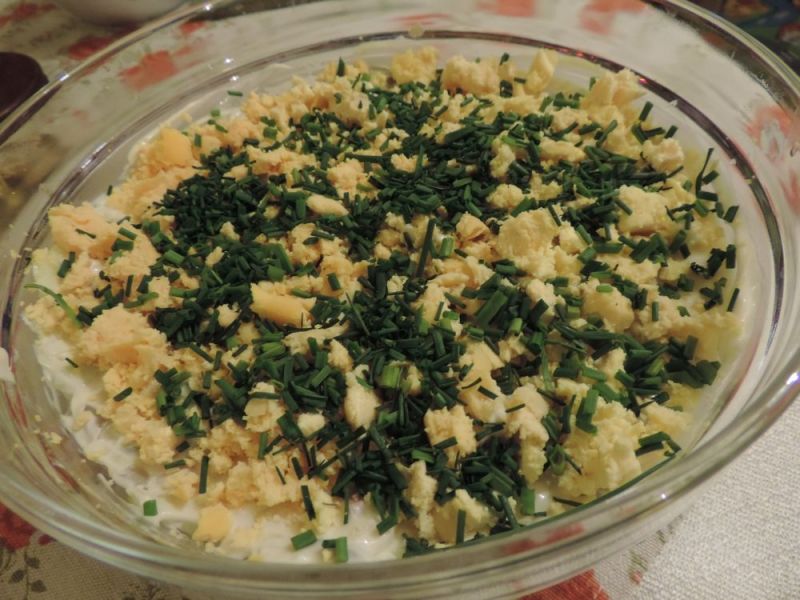 Sałatka warstwowa z gulaszem angielskim Sałatka warstwowa z gulaszem angielskim