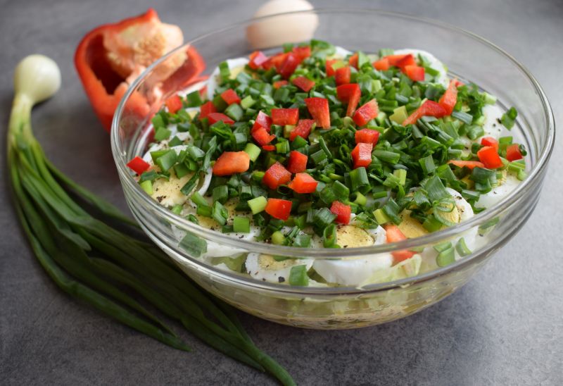 Sałatka warstwowa z jajkiem i szczypiorkiem