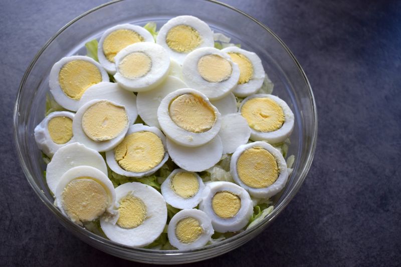 Sałatka warstwowa z jajkiem i szczypiorkiem