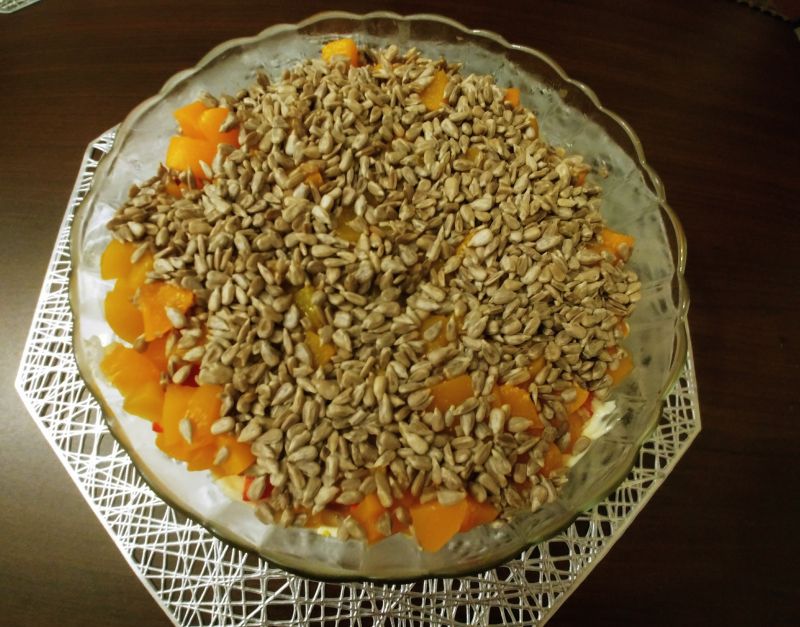 Sałatka warstwowa z kurczakiem i brzoskwiniami