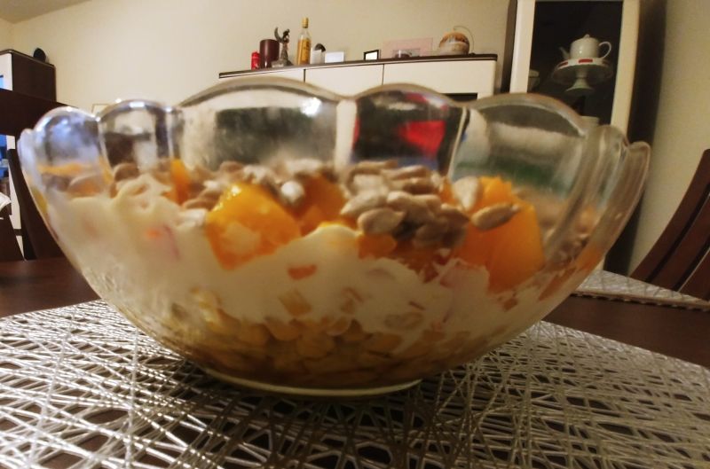 Sałatka warstwowa z kurczakiem i brzoskwiniami