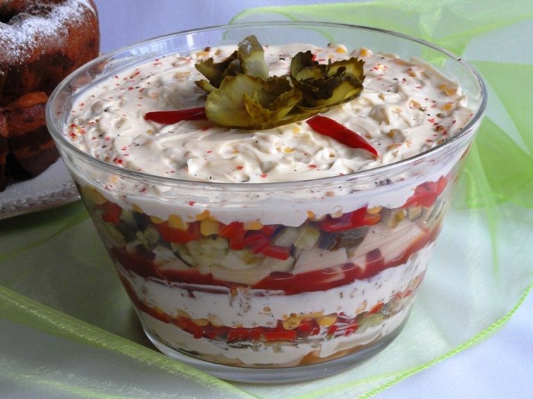 Sałatka warstwowa z kurczakiem i makaronem