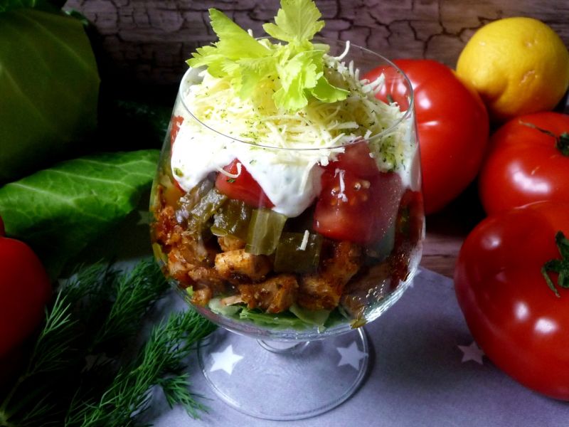 Sałatka warstwowa z kurczakiem i młodą kapustą Sałatka warstwowa z kurczakiem i młodą kapustą