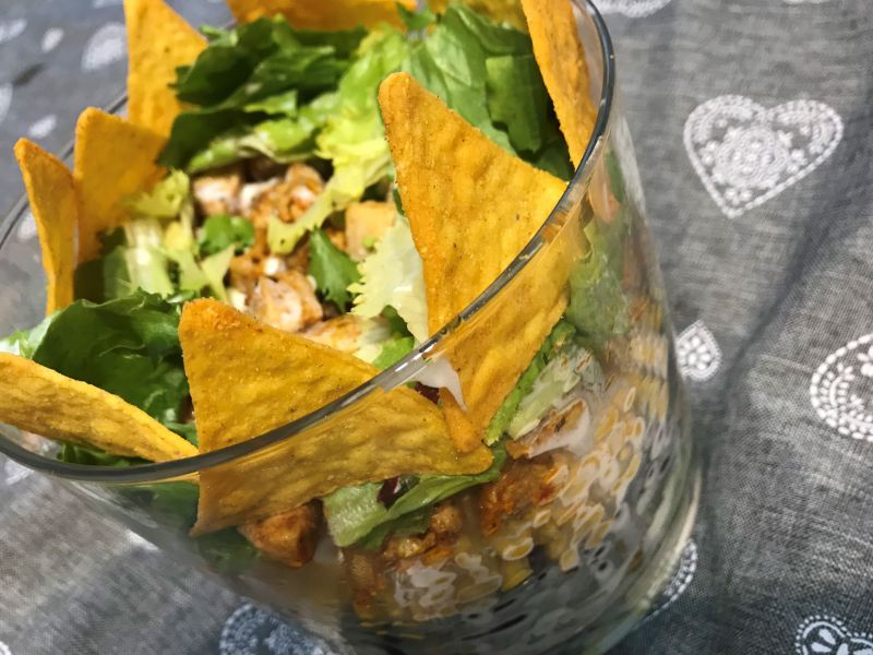 Sałatka warstwowa z kurczakiem i nachos