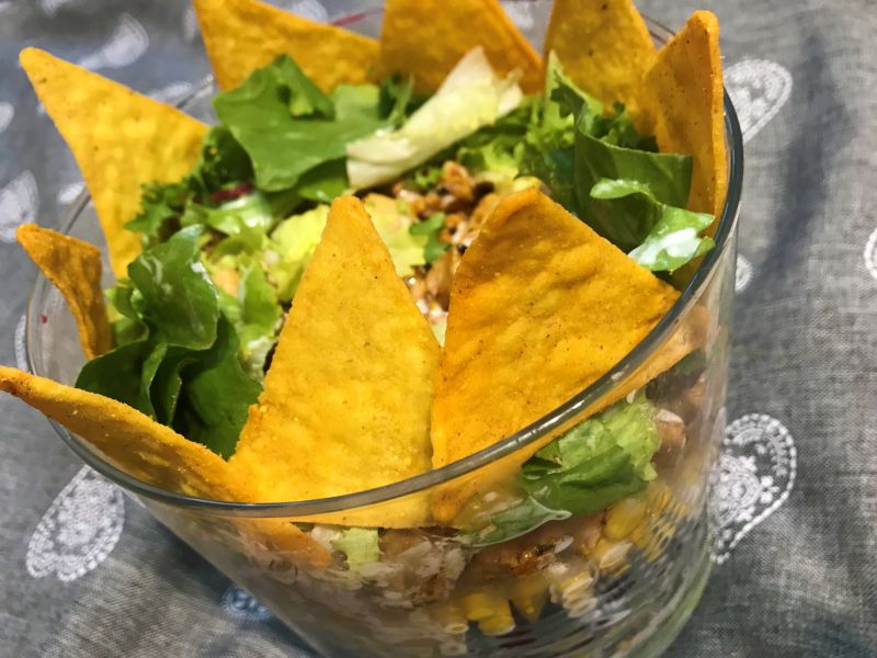 Sałatka warstwowa z kurczakiem i nachos