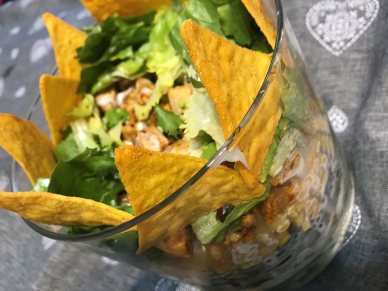 Sałatka warstwowa z kurczakiem i nachos