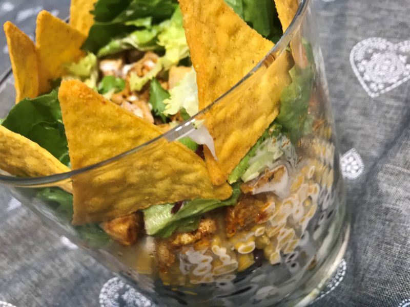 Sałatka warstwowa z kurczakiem i nachos