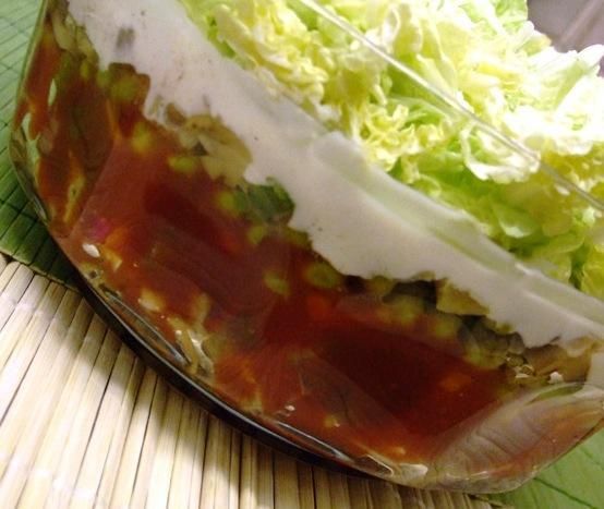 Salatka warstwowa z kurczakiem i pekinka Salatka warstwowa z kurczakiem i pekinka