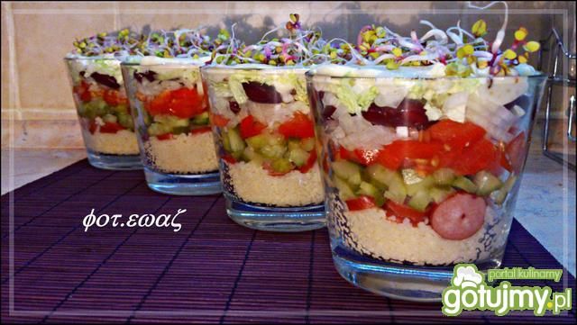 Sałatka warstwowa z kuskusem