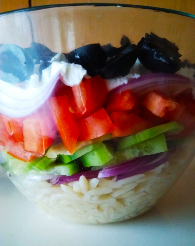 Sałatka warstwowa z makaronem orzo Sałatka warstwowa z makaronem orzo