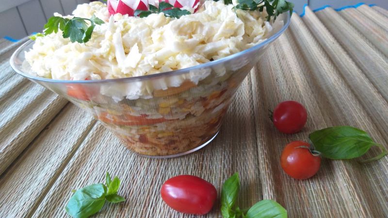 Sałatka warstwowa z papryką konserwową Sałatka warstwowa z papryką konserwową