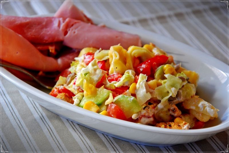 Sałatka warstwowa z pierożkami tortellinii 