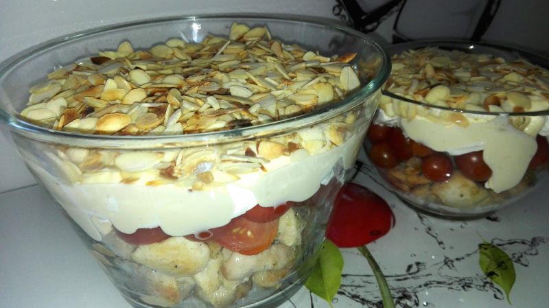 Sałatka warstwowa z prażonymi migdałami Sałatka warstwowa z prażonymi migdałami