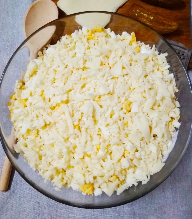 Sałatka warstwowa z ryżem i kurczakiem