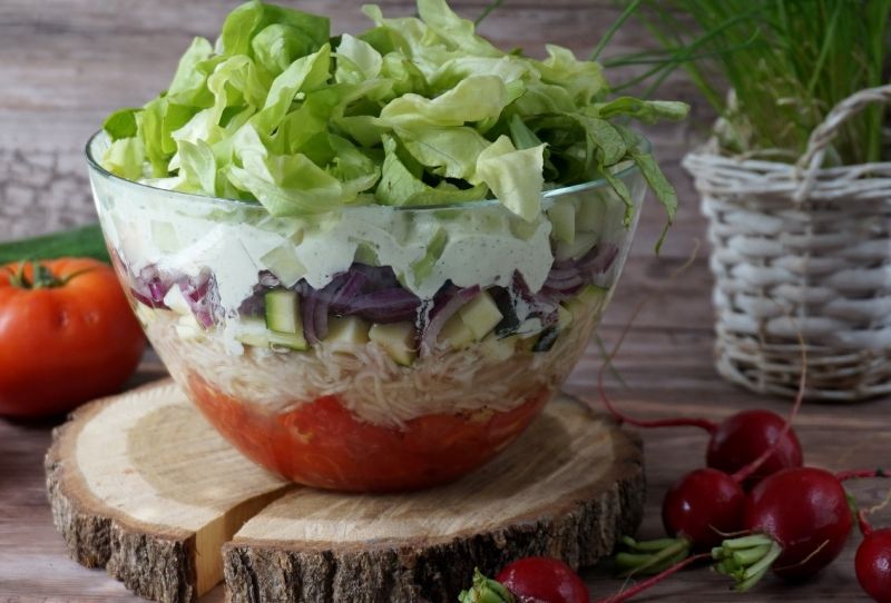 Sałatka warstwowa z selerem i kalarepą