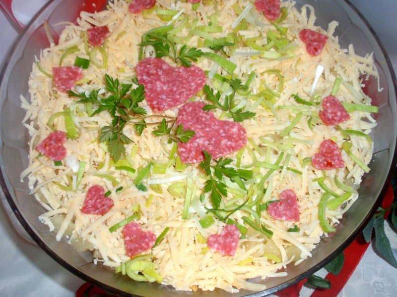 Sałatka warstwowa z serduszkami Sałatka warstwowa z serduszkami