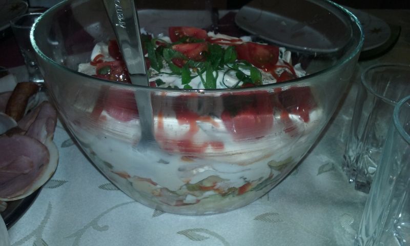 Sałatka warstwowa z serem i szynką